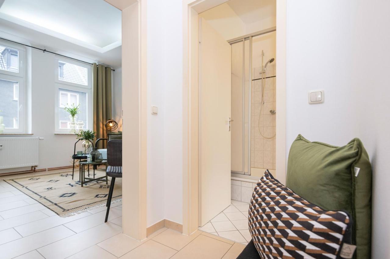 Modern & Stylish For 3: Smart Tv Apartment