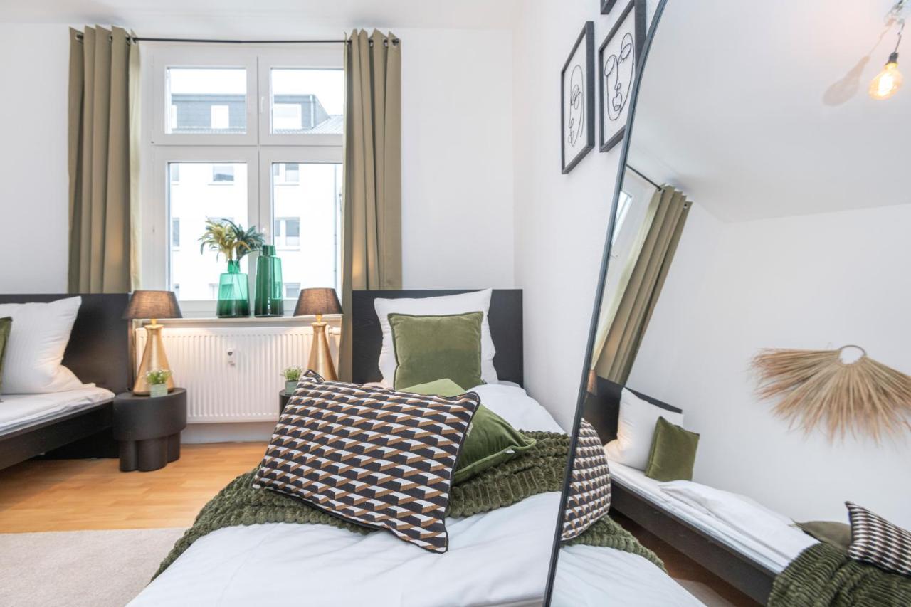 Modern & Stylish For 3: Smart Tv Apartment