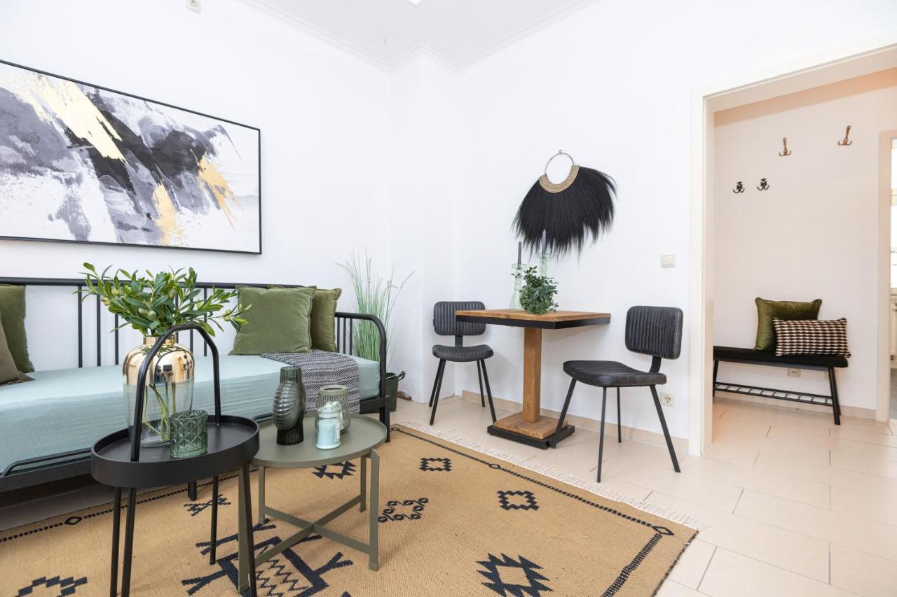 Modern & Stylish For 3: Smart Tv Apartment